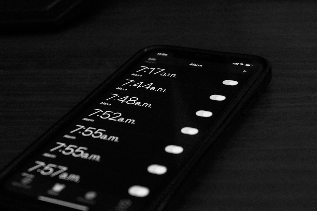Alarm clock image illustrating Android exact alarms and reminder timing